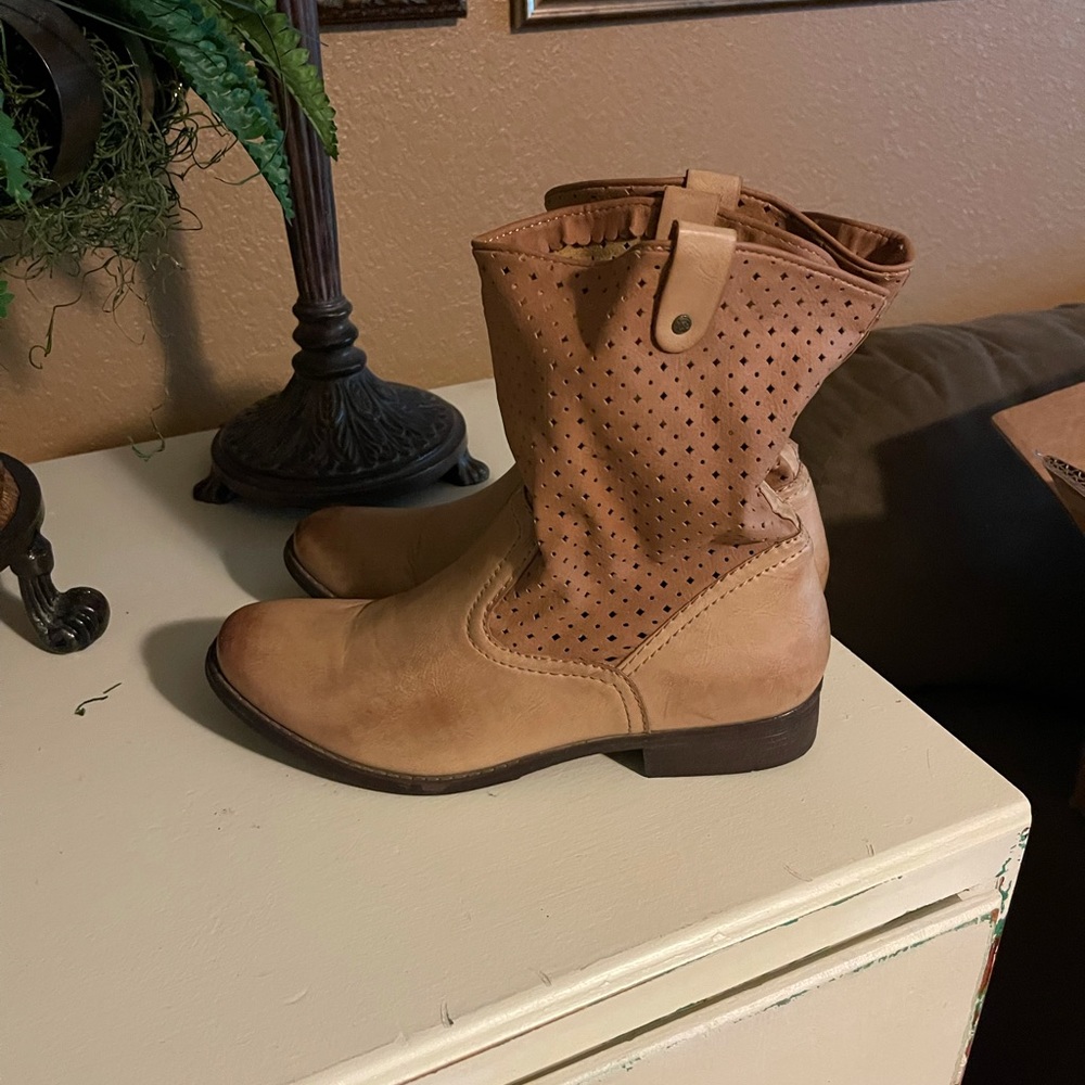 Boots - Picture 2 of 4